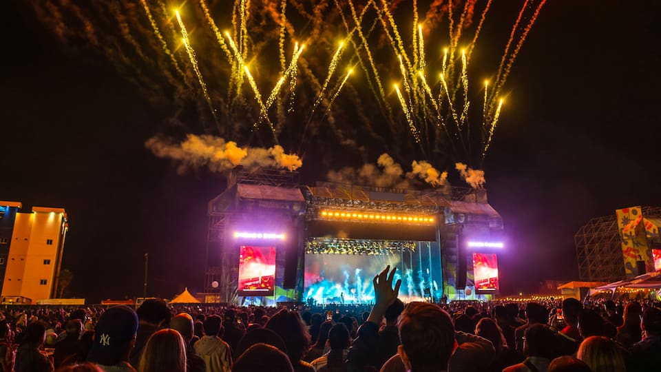 Escenario principal del festival con fuego, luces y producción a gran escala.