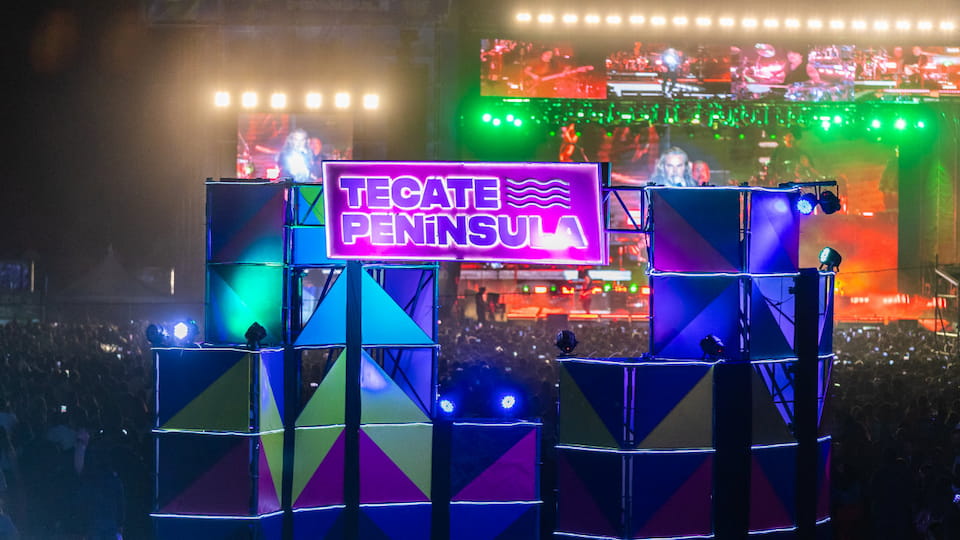 Instalación y diseño escénico del festival iluminando el momento.
